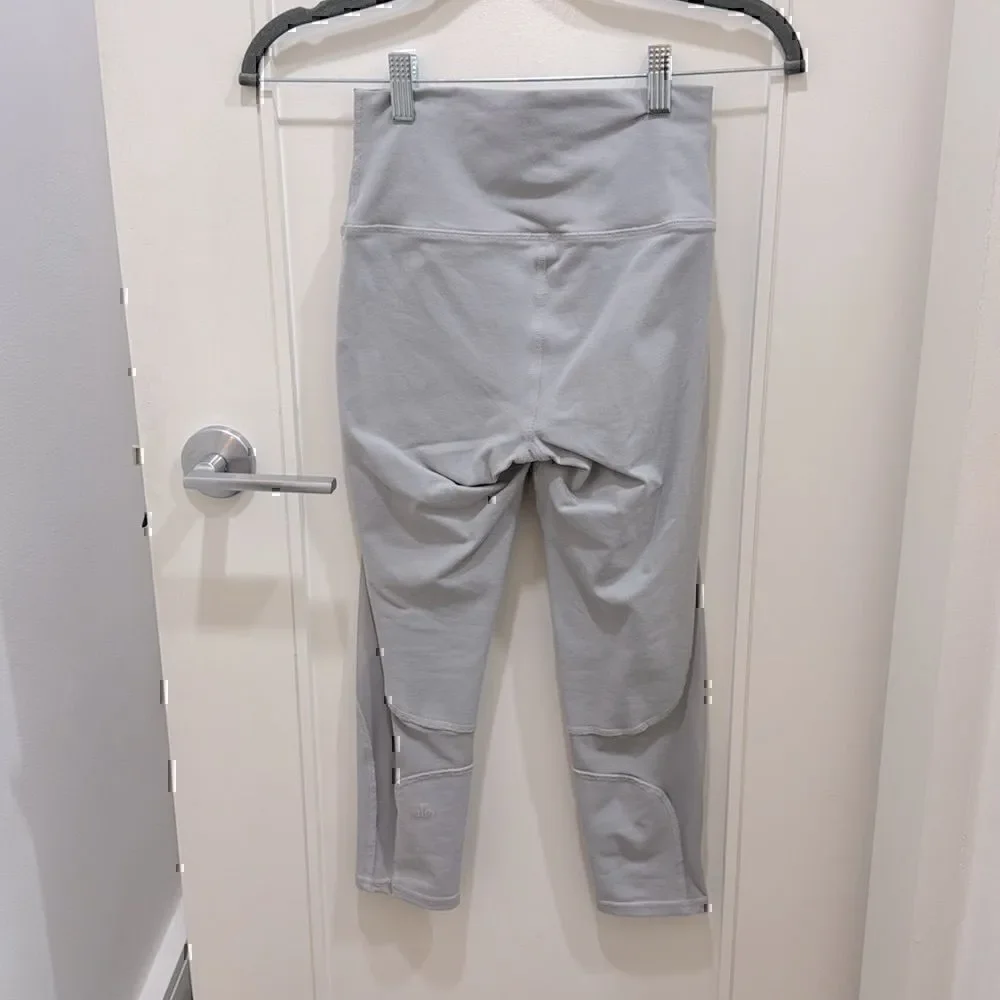 Alo Yoga Leggings- Crop Light Gray with Mesh Detailing Size XXS
